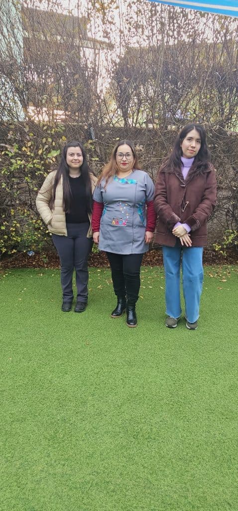 Fonoaudióloga y psicóloga de Kineret en el patio del colegio.